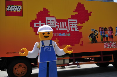 樂(lè)高卡車(chē)從北京出發(fā)，陸續(xù)開(kāi)往天津、杭州、武漢等地，為當(dāng)?shù)睾⒆觽儙g樂(lè)和禮品。