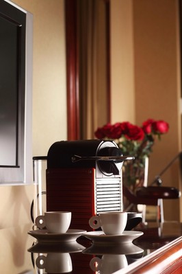 Nespresso®咖啡機(jī) -- 全新升級(jí)的行政客房均提供Nespresso® 咖啡機(jī)及附贈(zèng)不同口味的咖啡膠囊、進(jìn)口精選茶包讓旅客盡享便捷、舒適的私人空間。