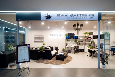 在首屆奢侈品展會現(xiàn)場，參觀者可一睹日本 KiraKira 美甲高級講師 Rachel Lai 的風(fēng)采，并可就相關(guān)時尚問題進(jìn)行咨詢。