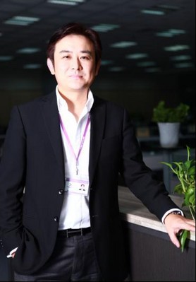 在艱難時期，他刻苦攻關(guān)，勇敢前進