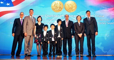 哈利會長一家與桑切斯副部長、蔡瑞德公使、郭瑾總領(lǐng)事及黃德昌商務領(lǐng)事合影