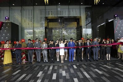 從左到右：Brian Segrave, 廣州W酒店總經(jīng)理；劉偉立，喜達(dá)屋酒店與度假村集團(tuán)亞太區(qū)資深副總裁，設(shè)計與工程籌劃；Paul James羅健，W 全球酒店、瑞吉酒店與度假村及豪華精選全球品牌領(lǐng)導(dǎo)人；錢進(jìn)，喜達(dá)屋酒店與度假村集團(tuán) 大中華區(qū)總裁；Stephen Ho何國祥，喜達(dá)屋酒店與度假村國際集團(tuán)亞太區(qū)總裁；影星高圓圓和吳彥祖；孔健濤，合景泰富房公司執(zhí)行董事兼行政總裁；孔健楠，合景泰富房公司執(zhí)行董事兼執(zhí)行副總裁；徐錦添，合景泰富公司執(zhí)行董事、首席財務(wù)官兼公司秘書；李建明，合景泰富公司執(zhí)行董事、集團(tuán)運(yùn)營管理部副總裁兼華南片區(qū)總經(jīng)理；黃薇陵，合景泰富酒店投資發(fā)展部總監(jiān)及園林設(shè)計部總監(jiān)。