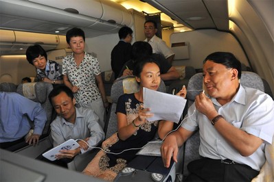 中國(guó)民航局局長(zhǎng)李家祥通過(guò)機(jī)上互聯(lián)網(wǎng)接收中央人民廣播電臺(tái)現(xiàn)場(chǎng)直播采訪，向廣大聽眾問好。