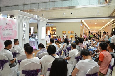 七夕，數(shù)百名單身男女齊聚“克拉女人”現(xiàn)場(chǎng)，讓珍愛(ài)相擁