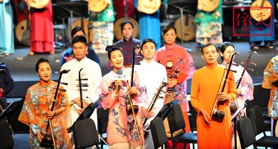 設(shè)計(jì)師與音樂(lè)家的強(qiáng)強(qiáng)聯(lián)合，整場(chǎng)服裝的色彩、款式、剪裁結(jié)構(gòu)和面料都貫穿古今，彰顯著每一位音樂(lè)家的獨(dú)特氣質(zhì)。
