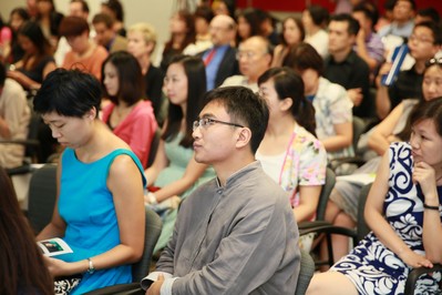 媒體和社區(qū)合作伙伴認(rèn)真聆聽校長(zhǎng)發(fā)言