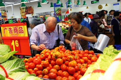 沃爾瑪云南普洱縣全新門店開業(yè)當日，顧客在選購優(yōu)質(zhì)低價的生鮮商品